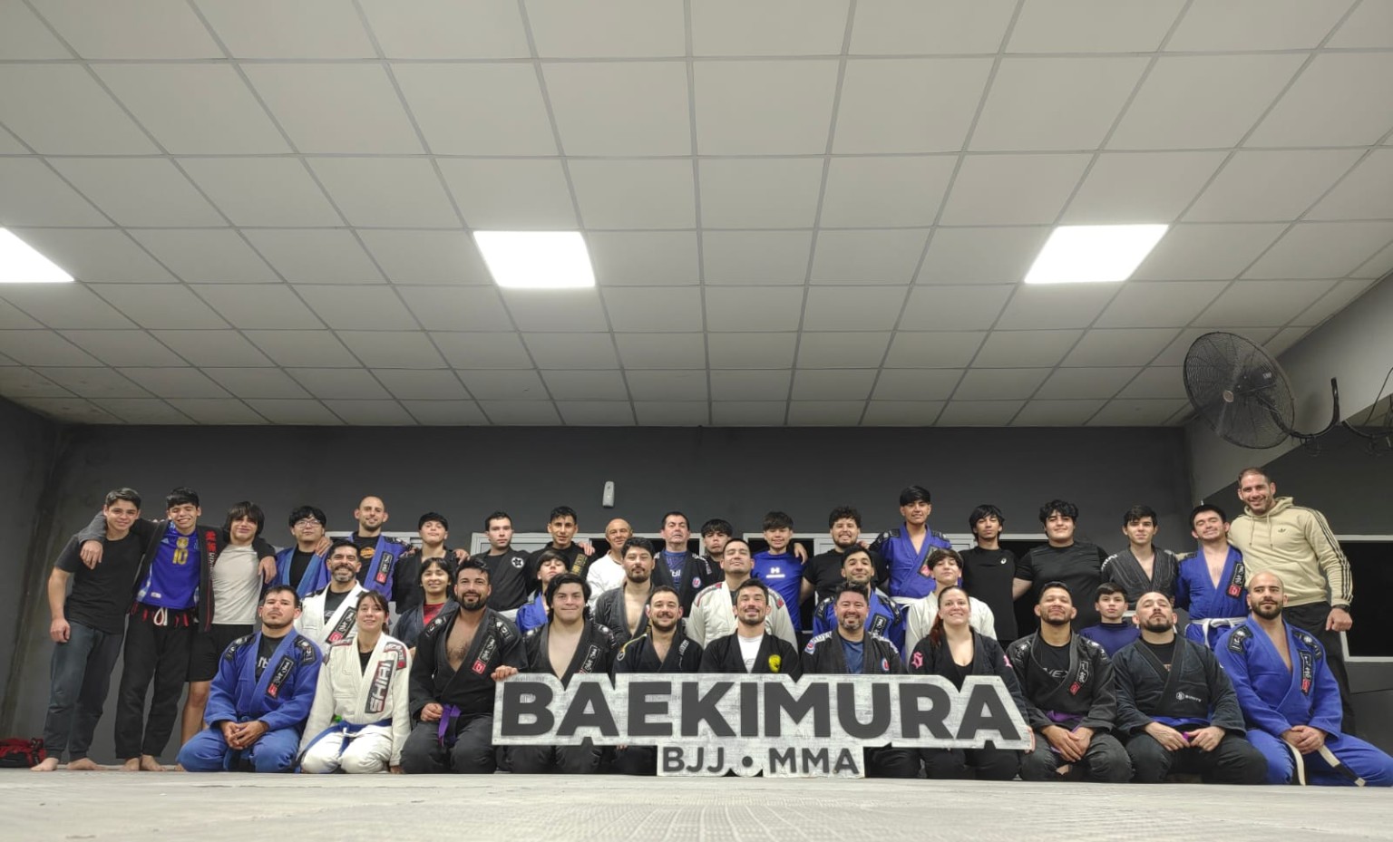 Equipo Baekimura con kimono