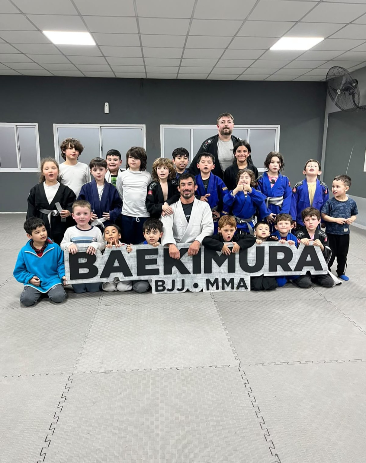 Grupo de BJJ Kids de Baekimura junto a sus profesores